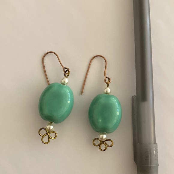 Earrings: Ceramic & faux pearl with antique brass - Picture 15 of 16